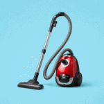 Aspirador de pó vermelho da Elector Nova em uso para limpeza doméstica eficiente.