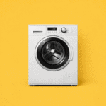 Lavadora moderna branca com painel digital e porta de vidro.